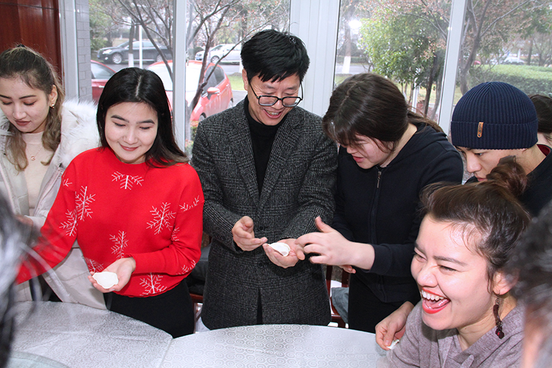202001111578674080794041.jpg 副校长李俊峰和留学生一起包饺子.jpg