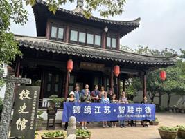 说明: 商店门口有雕塑AI 生成的内容可能不正确。